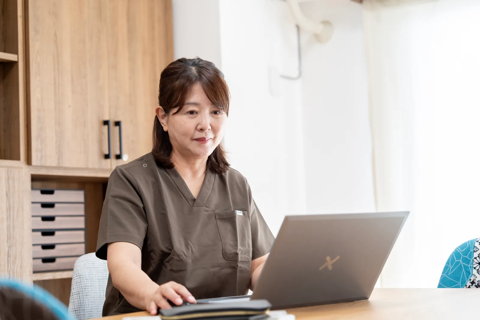 パソコンで連絡や記録をする看護師