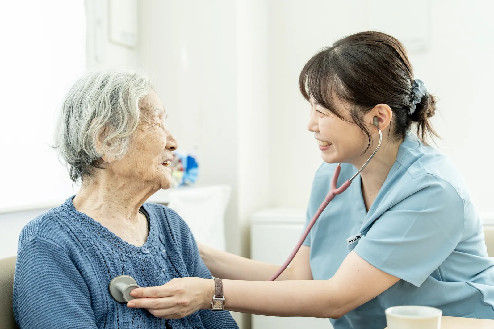 看護師が聴診器で利用者さまの胸の音を聴く様子
